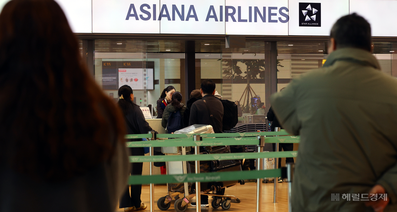 아시아나항공이 인천공항 제2여객터미널(T2) 운항을 개시한 지난 1월 14일 오전 인천국제공항 제2터미널에서 여행객들이 탑승 수속을 하고 있다. 영종도=임세준 기자