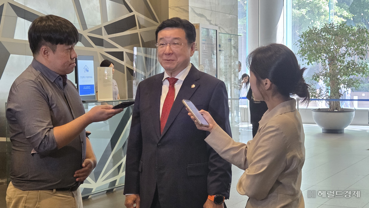 Lee Chan-hee, chairman of Samsung's Compliance Committee, speaks with reporters before the committee's regular meeting at Samsung Life Insurance's Seocho Tower in Seocho-gu, Seoul, on Tuesday. (Park Ji-young)