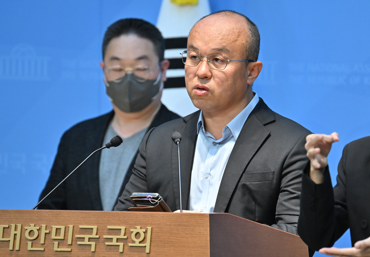 민경권 대한민국 주주운동본부 대표가 7일 오전 서울 여의도 국회 소통관에서 삼성전자 노조 총파업 반대 기자회견을 하고 있다. 임세준 기자