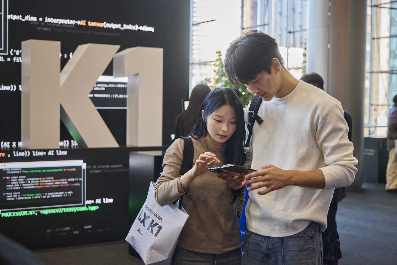 지난해 12월 서울 강남구 코엑스에서 열린 ‘독자 AI 파운데이션 모델 프로젝트 1차 발표회’에서 방문자가 SK텔레콤 A.X K1 모델을 사용하고 있다. [SK텔레콤 제공]