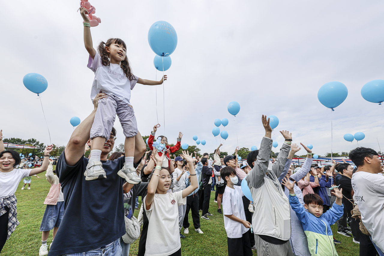 ‘2026 노사합동 가족사랑 페스티벌’에 참가한 대우건설 임직원과 가족들이 축하 행사를 관람하고 있다.  [대우건설 제공]