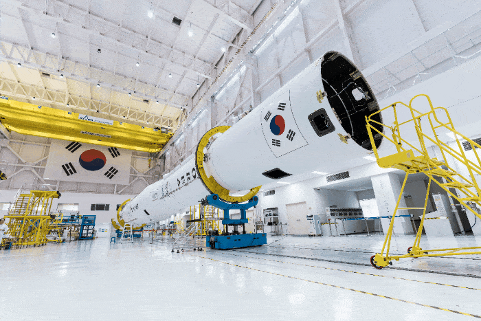 전남 고흥 나로우주센터 발사체종합조립동에서 누리호 5호기 1·2단이 결합된 모습. [한국항공우주연구원 제공]