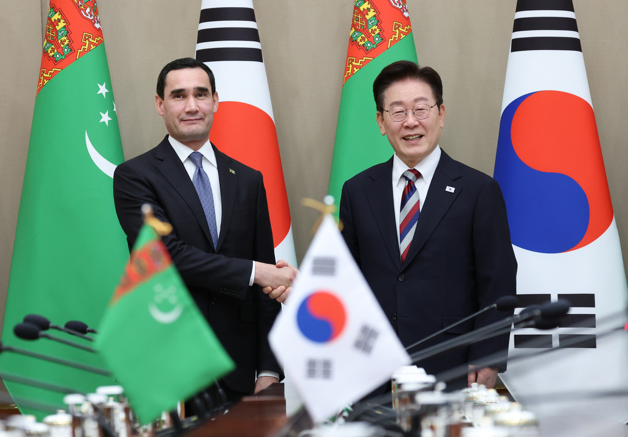 President Lee Jae Myung  (right) and Turkmenistan President Serdar Berdimuhamedow shake hands ahead of expanded bilateral talks at the Blue House on Tuesday. (Yonhap)