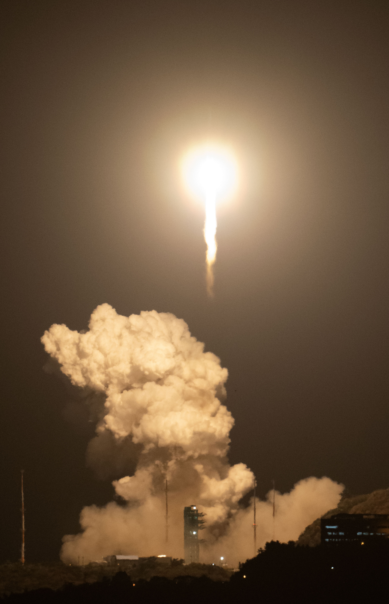 The Nuri rocket lifts off from Naro Space Center in Goheung County, Jeonnam-Gwangju, on Nov. 27, 2025. (Im Se-jun/The Korea Herald)