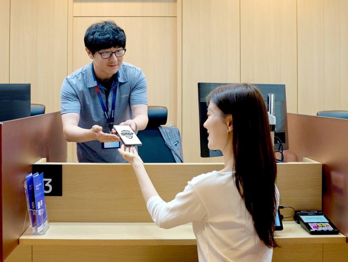 A Samsung Electronics Service engineer provides a smartphone inspection service. [Samsung Electronics Service]