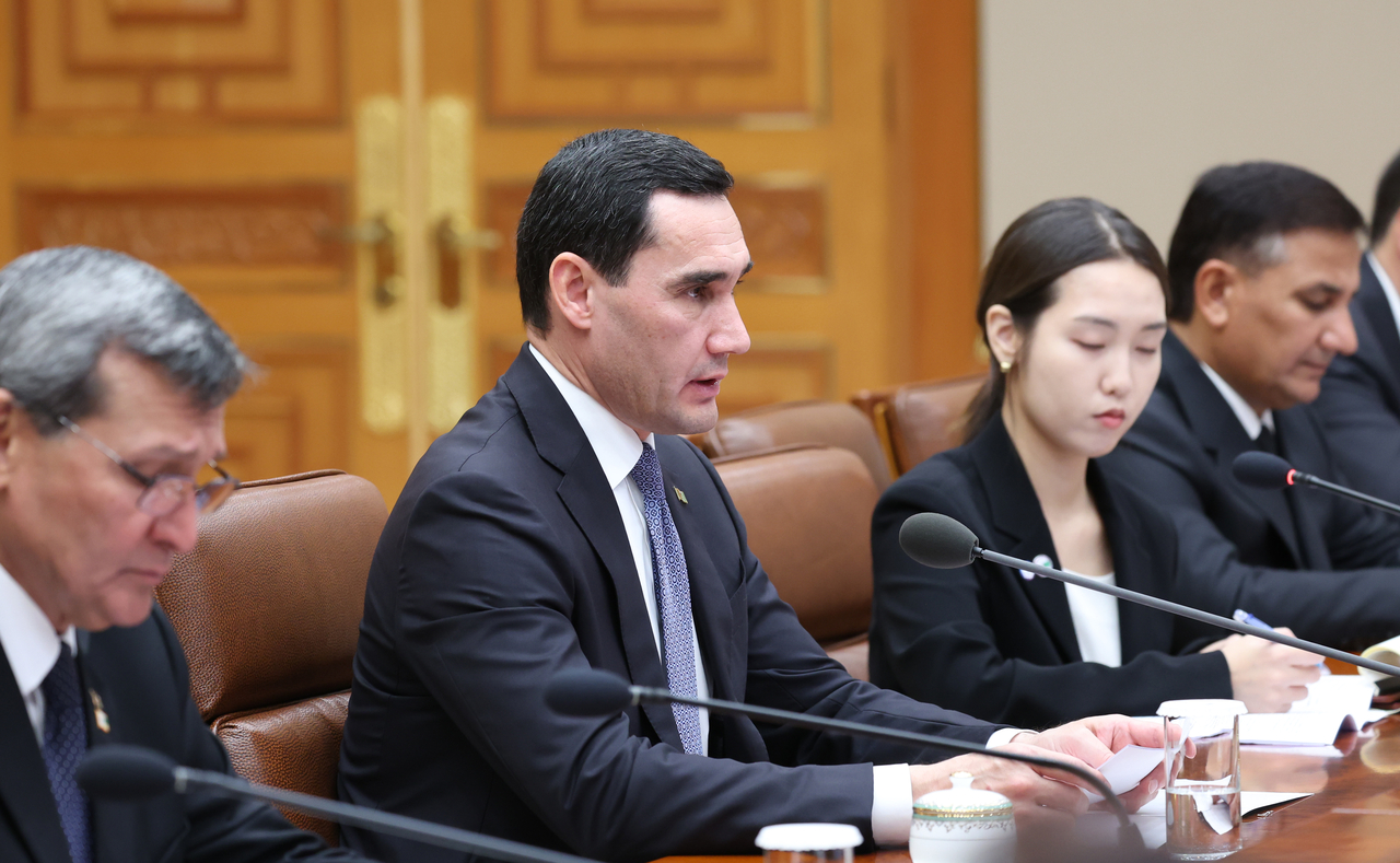 Turkmen President Serdar Berdimuhamedov speaks during an expanded summit with President Lee Jae Myung at Cheong Wa Dae in Seoul on Tuesday.(Yonhap)