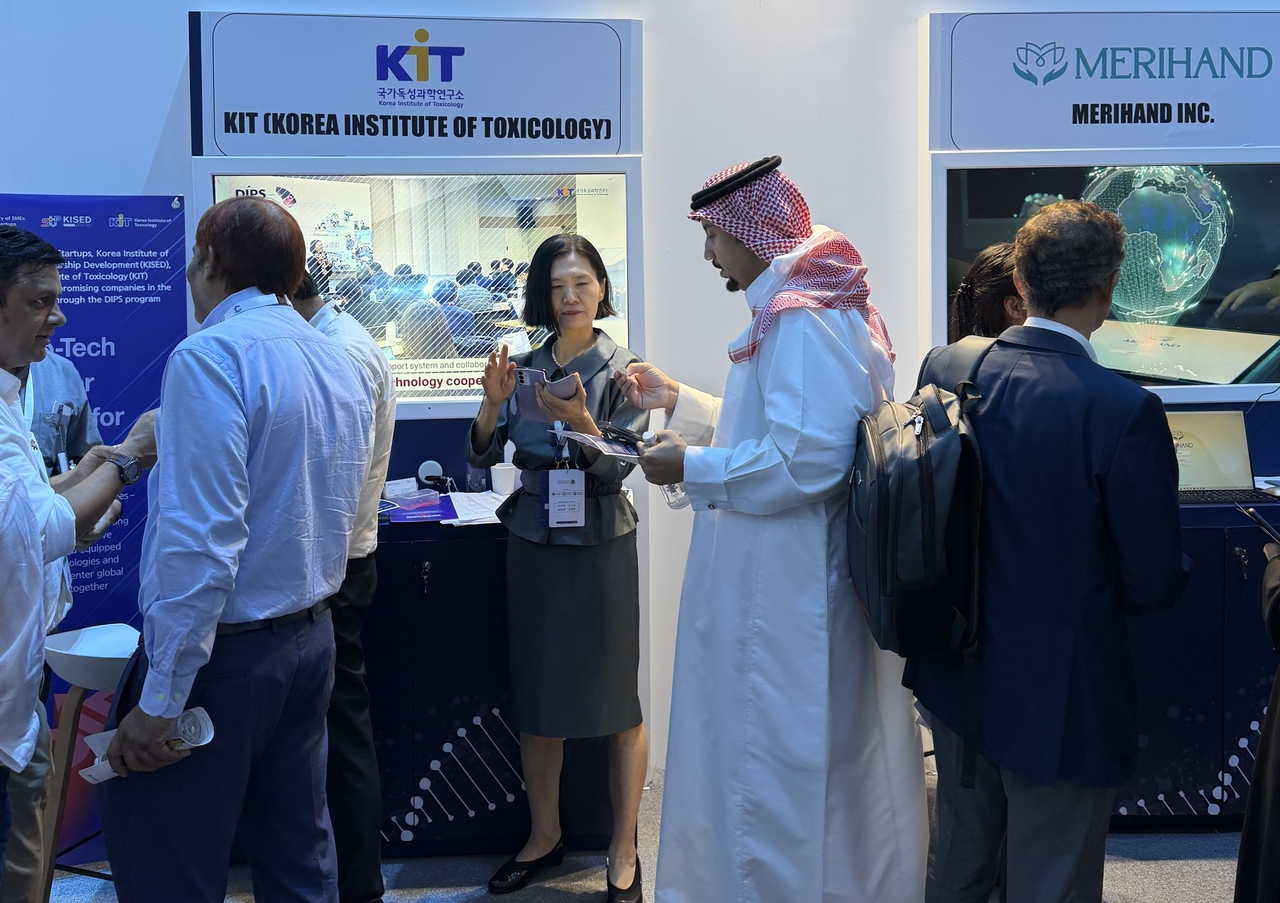 Kim In-suk, head of KIT's Bio Innovation Growth Strategy Division, introduces KIT's support programs to local officials at the KIT exhibition space during RGMBS 2026. [KIT]