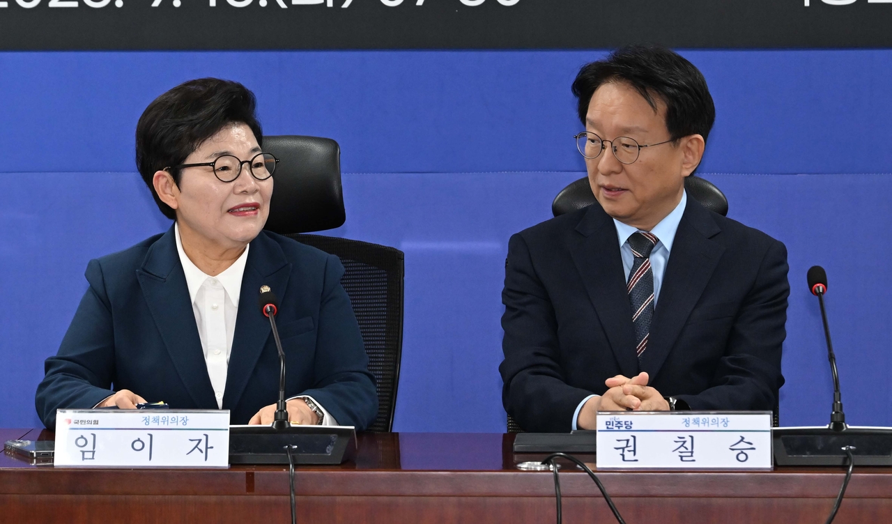 권칠승 더불어민주당 정책위의장(오른쪽)과 임이자 국민의힘 정책위의장이 15일 오전 서울 여의도 국회 의원회관에서 열린 더불어민주당·국민의힘 민생정책 연석회의에서 대화하고 있다. 이상섭 기자