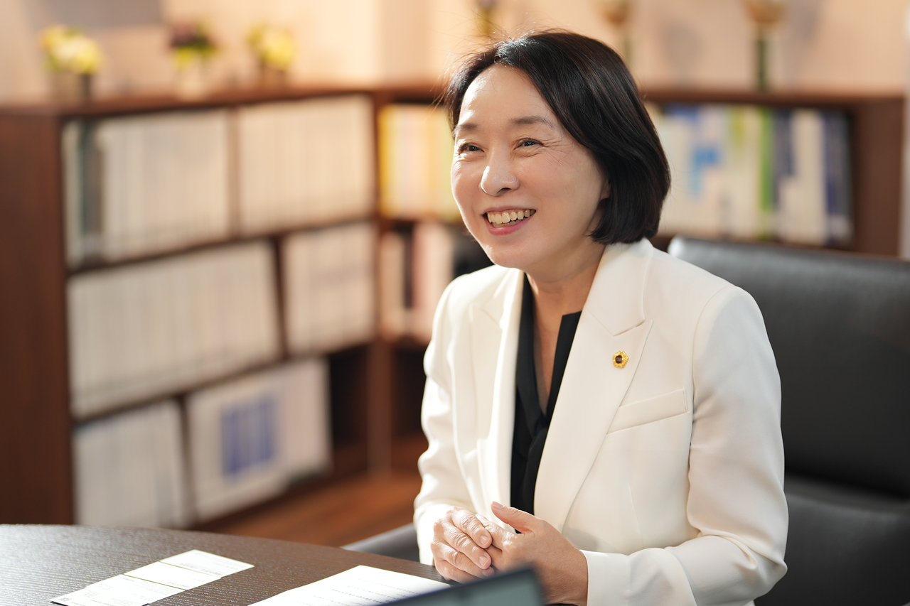 Min outlines her plan to transform the Apgujeong 428 public parking lot site into a public cultural space combining a forest park and an art museum. (Yang Jeong-won)