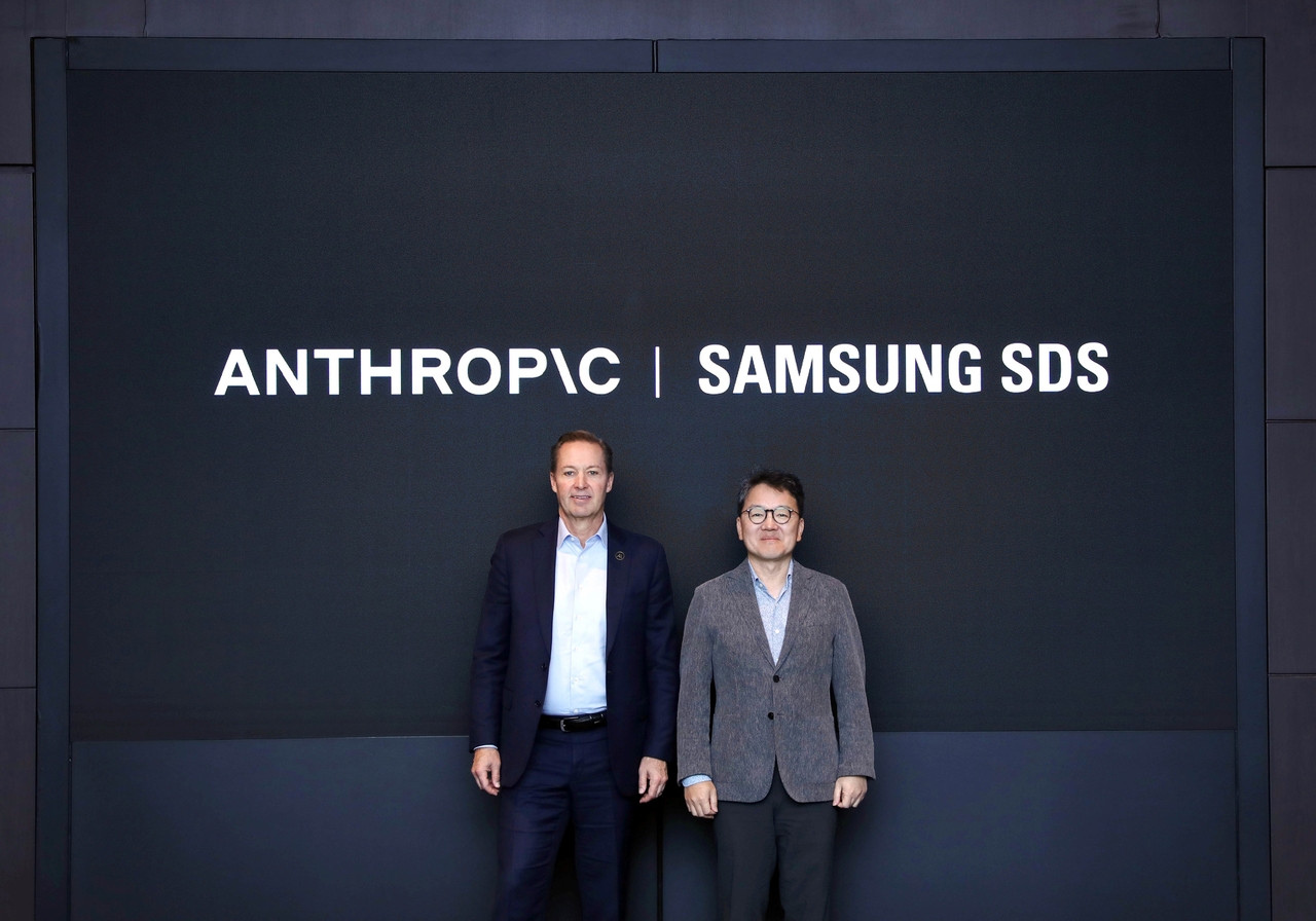 Lee June-hee, CEO of Samsung SDS (right), and Chris Ciauri, Anthropic’s managing director of international (Samsung SDS)