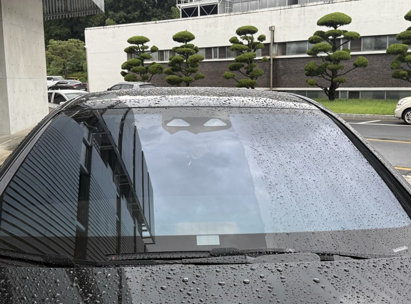 An automobile windshield with CHI-B hydrophilic coating applied on the left side and untreated on the right. [Provided by KAIST]