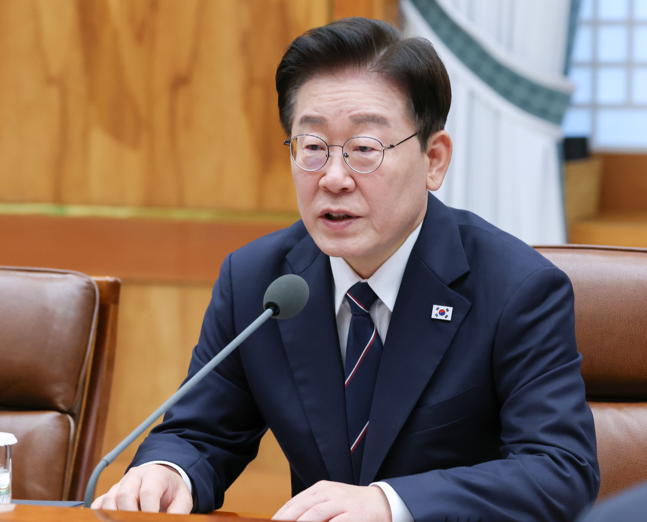 President Lee Jae Myung speaks during a summit with Uzbek President Shavkat Mirziyoyev at Cheong Wa Dae in Seoul on Monday. (Yonhap)