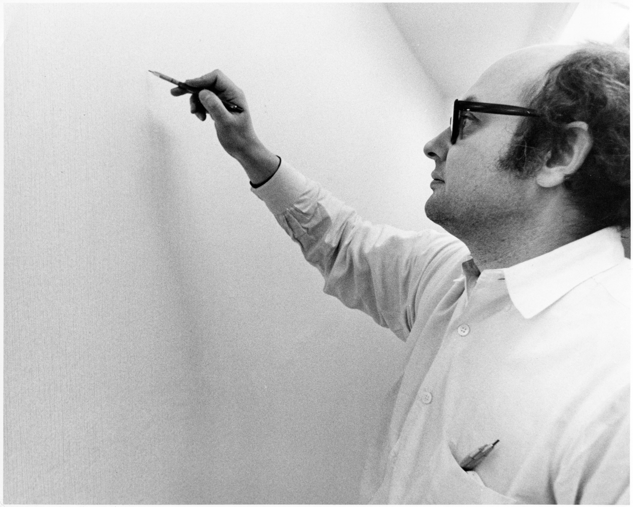 Sol LeWitt works on "Wall Drawing 66," at the Guggenheim Museum, New York, 1971. (LeWitt Estate, Amorepacific Museum of Art)
