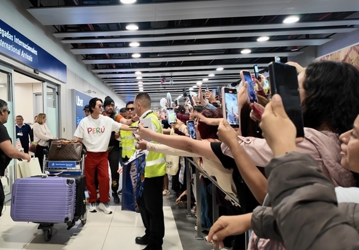Shin Hyun-joon greets a crowd of fans upon his arrival at Jorge Chavez Airport in Peru on Sept. 12.  (HJ Film)