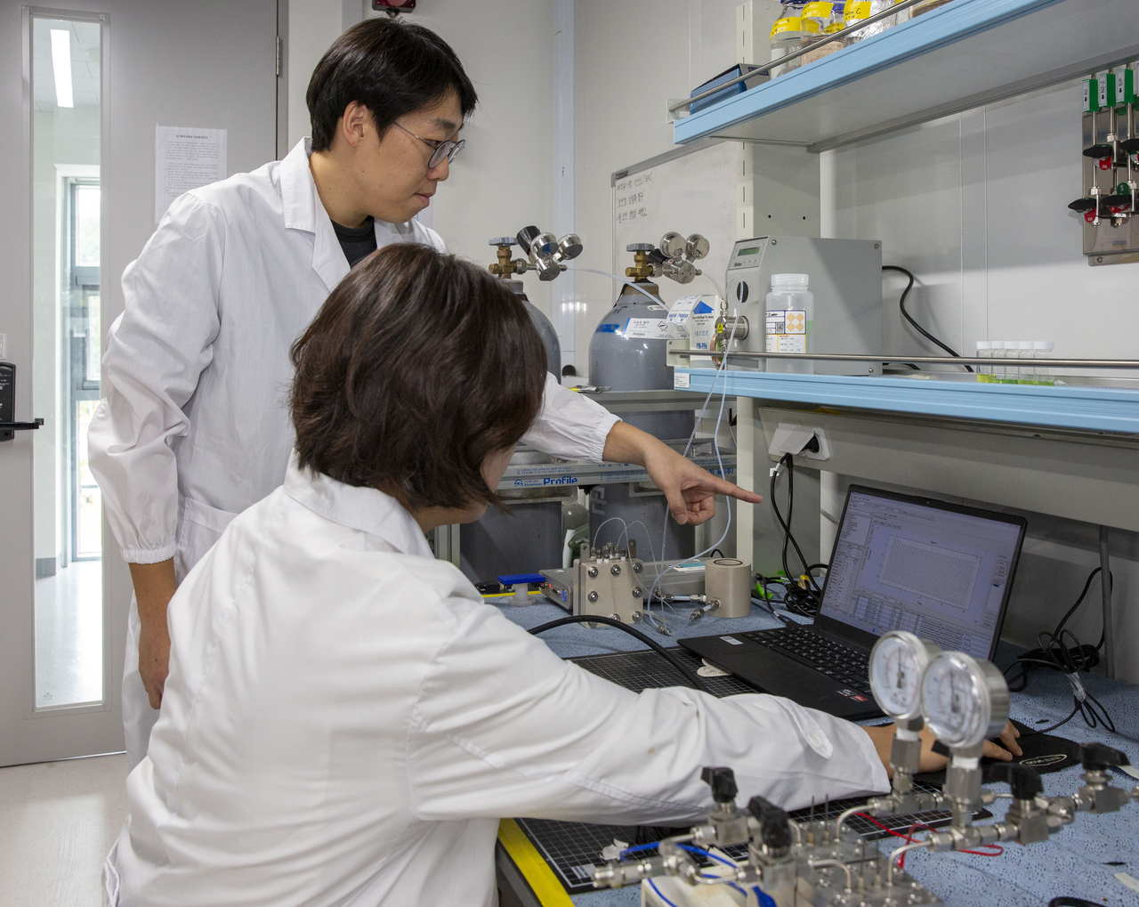 Researchers at the Korea Institute of Energy Research test the performance of the newly developed technology. [Korea Institute of Energy Research]
