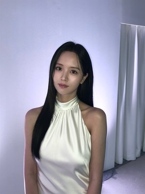 김소현, 아역 시절 얼굴 그대로인데 이 분위기 뭐야? 파격 홀터넥 여신 자태