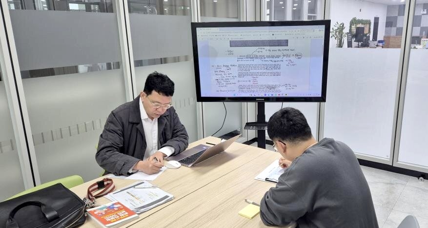 A youth employment consulting session in Donghae, Gangwon Province
