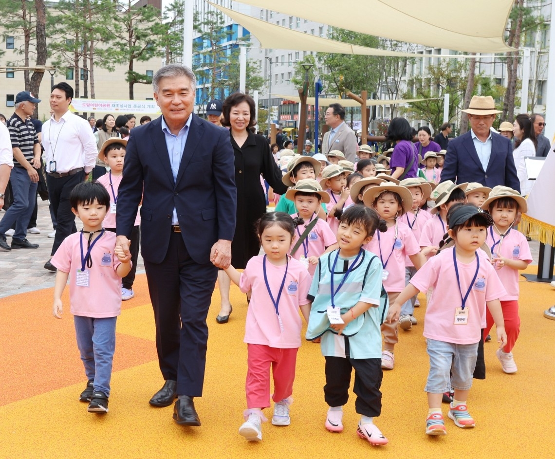김현기 강남구청장이 지난 11일 도담어린이집 개원식에 앞서 어린이들과 함께 걷고 있다.