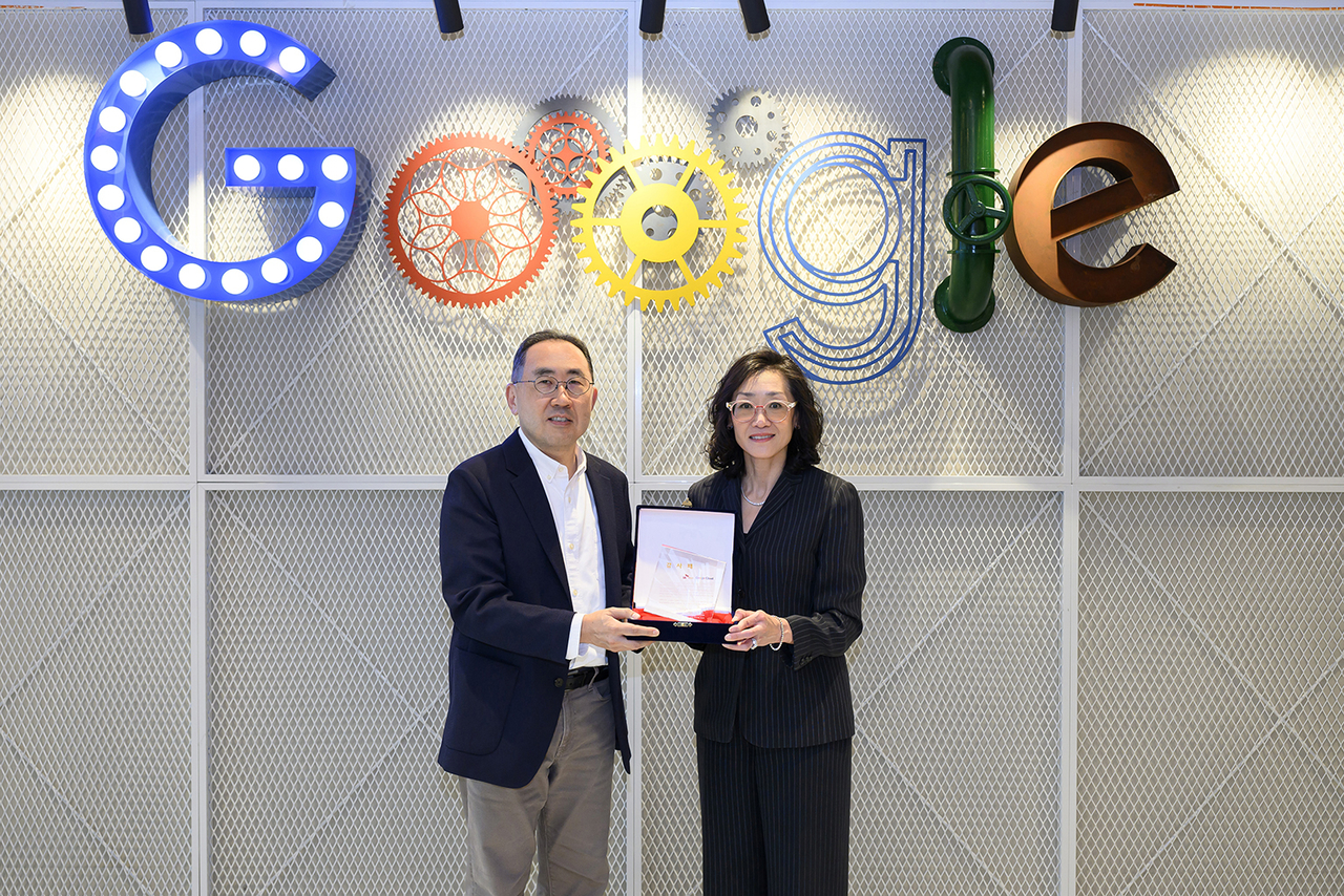 SK Rent-a-Car CEO Shin Jeong-ho (left) and Google Cloud Korea President Ruth Sun pose for a photo at a ceremony marking the adoption of Google Workspace, held Monday at Google Korea's headquarters. [SK Rent-a-Car]