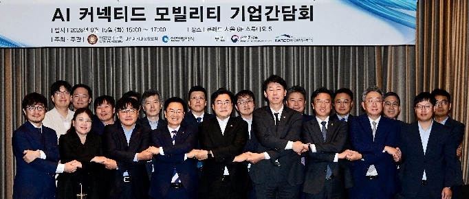 박찬대 인천광역시장<중앙>이 15일 서울 여의도 콘래드서울에서 열린 ‘AI 커넥티드 모빌리티 기업간담회’에서 국회의원, 산업통상부, 기업 관계자들과 기념촬영을 하고 있다. [인천시 제공]