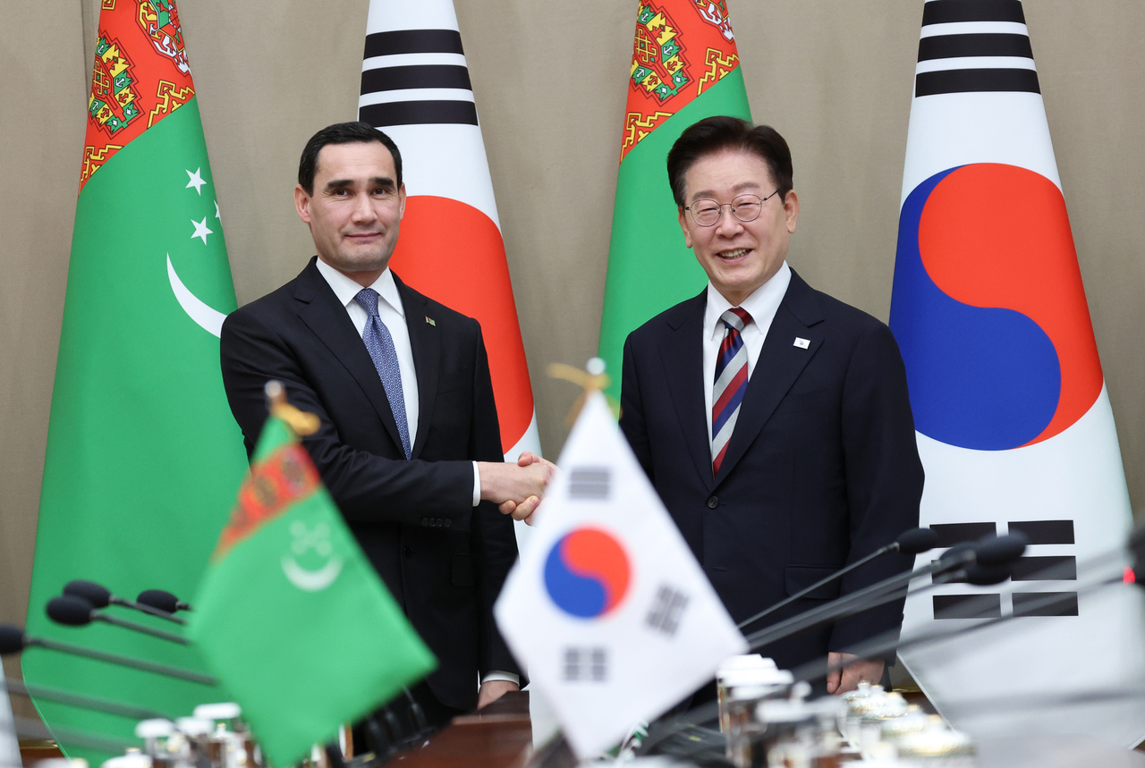 President Lee Jae Myung and Turkmen President Serdar Berdimuhamedov shake hands ahead of an expanded summit at Cheong Wa Dae in Seoul on Tuesday. (Yonhap)