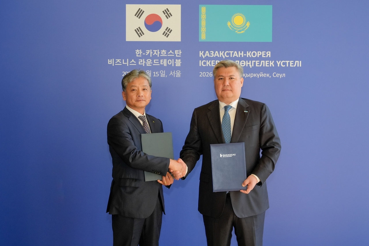 주우정(왼쪽) 현대엔지니어링 대표이사와 알리벡 자마우오프 카작가스 회장이 ‘카라차가낙 가스처리시설’ 사업이행합의서 서명식에서 기념촬영을 찍고 있다.[현대엔지니어링 제공]
