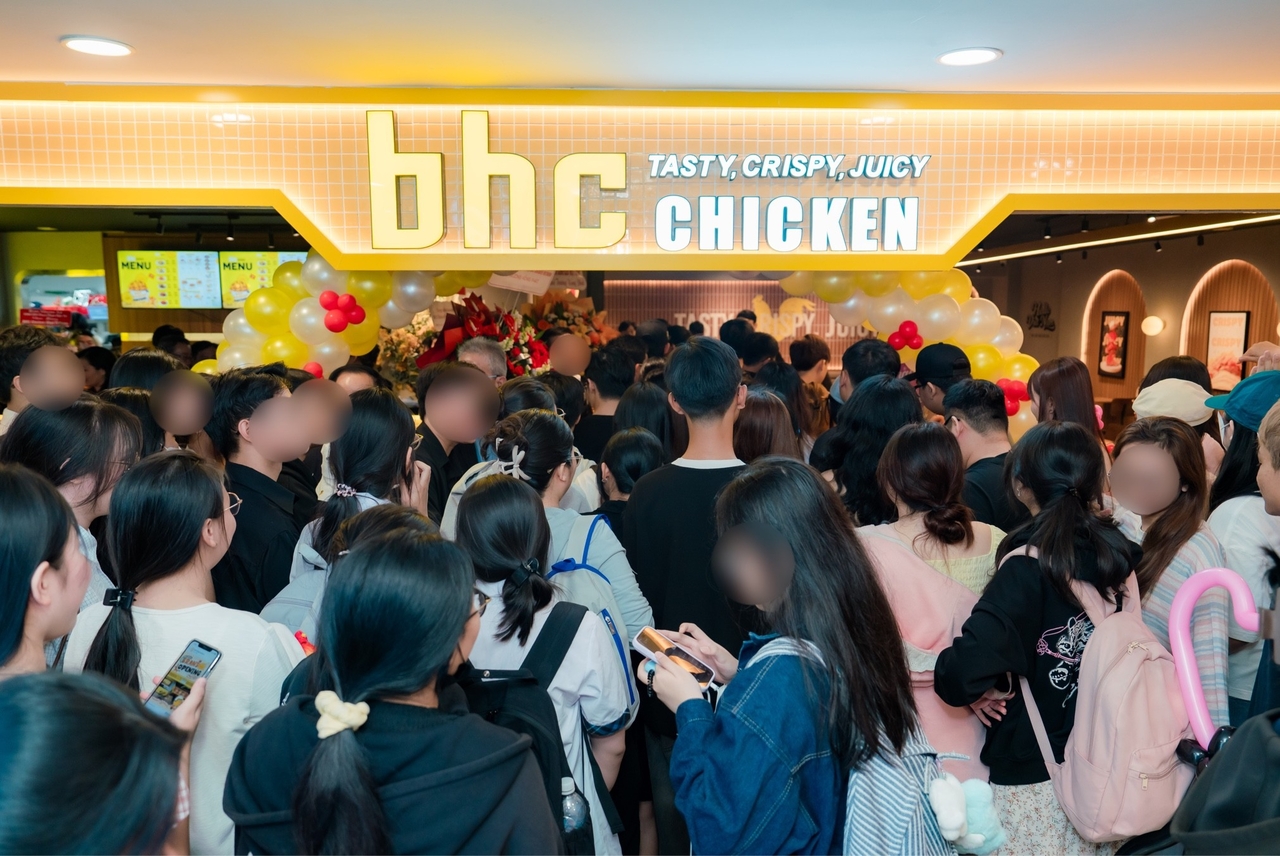 bhc's first Vietnam location, which opened Saturday at a shopping mall in the Go Vap district of Ho Chi Minh City [bhc]