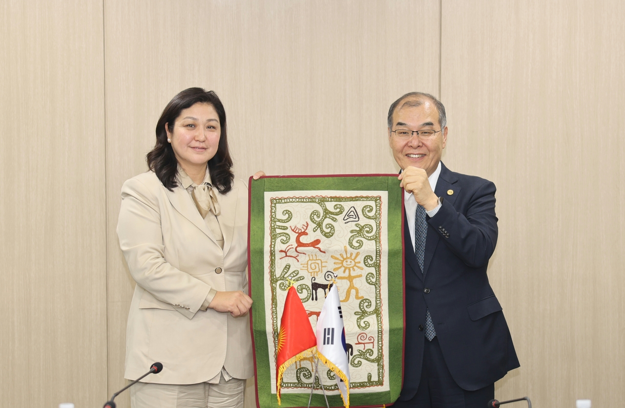 굴자트 이사마토바(왼쪽) 키르기스스탄 과학·고등교육·혁신부 장관과 홍원화 한국연구재단 이사장이 기념촬영을 하고 있다.[한국연구재단 제공]