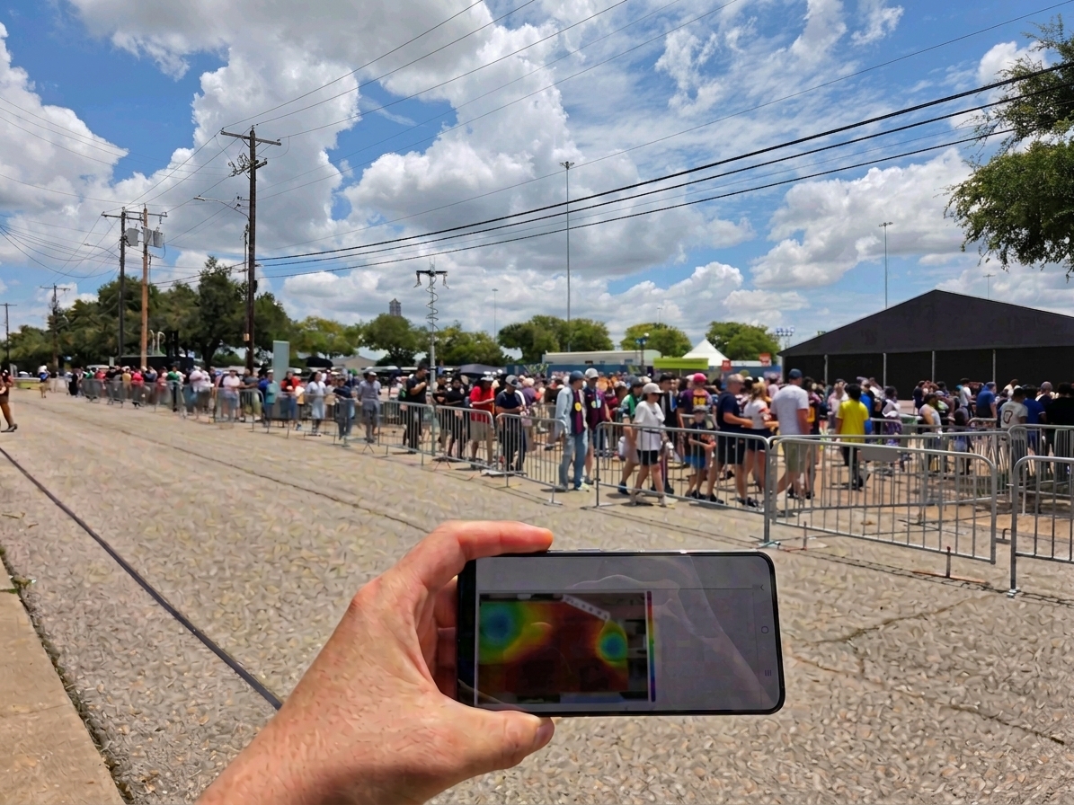 Samsung Electronics and Verizon used integrated sensing and communication technology at a large-scale sporting event to detect crowd movement and density, analyzed the collected data in real time using AI, and visualized the results as a heat map. [Provided by Samsung Electronics]