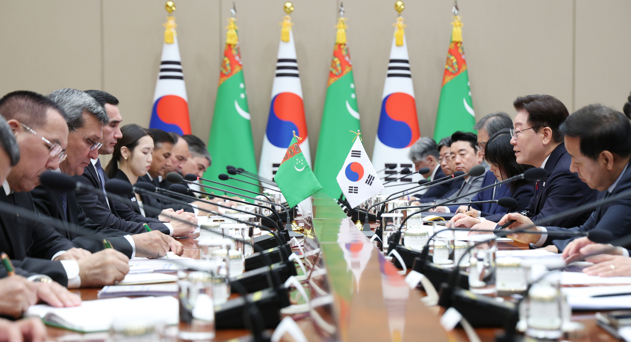 President Lee Jae Myung and Turkmen President Serdar Berdimuhamedov hold an expanded summit at Cheong Wa Dae in Seoul on Tuesday. (Yonhap)