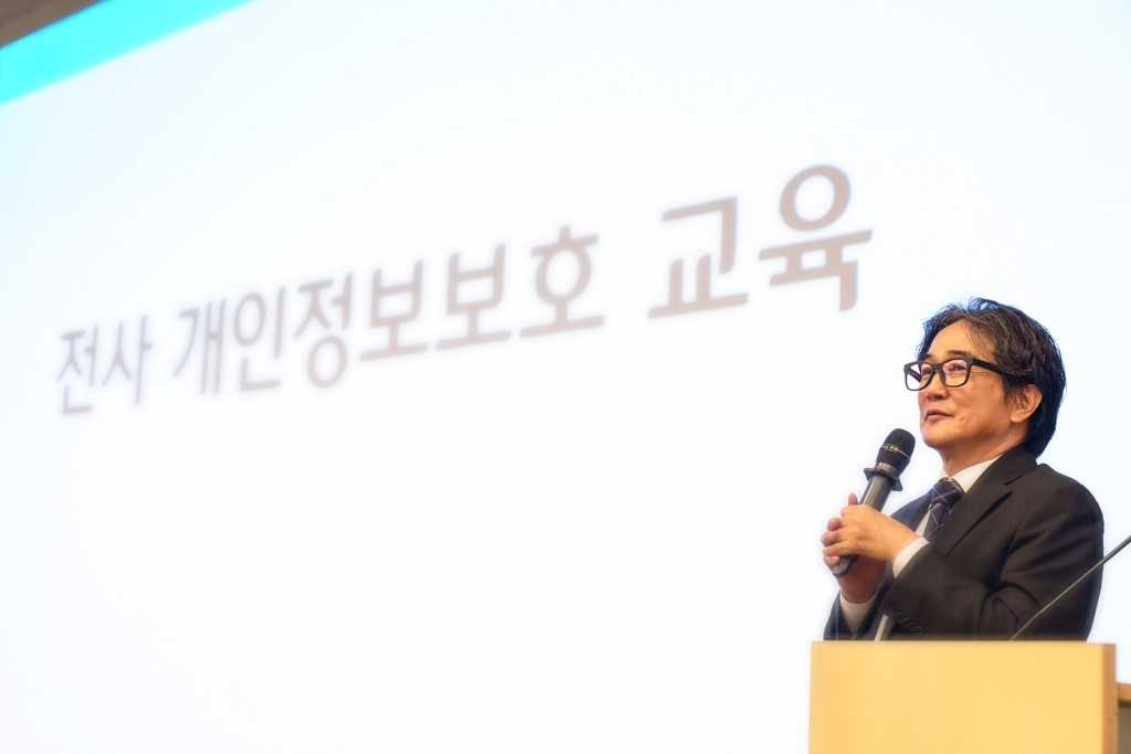 윤종수 법무법인 광장 파트너 변호사가 티빙 전 임직원을 대상으로 개인정보 보호 교육을 실시하고 있는 모습 [티빙 제공]