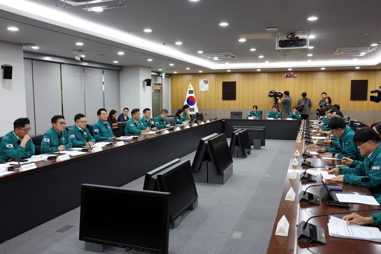 Seoul Mayor Oh Se-hoon receives a briefing during a meeting to review emergency transportation measures in response to a planned city bus strike at Seoul City Hall on Tuesday. (Seoul Metropolitan Government)