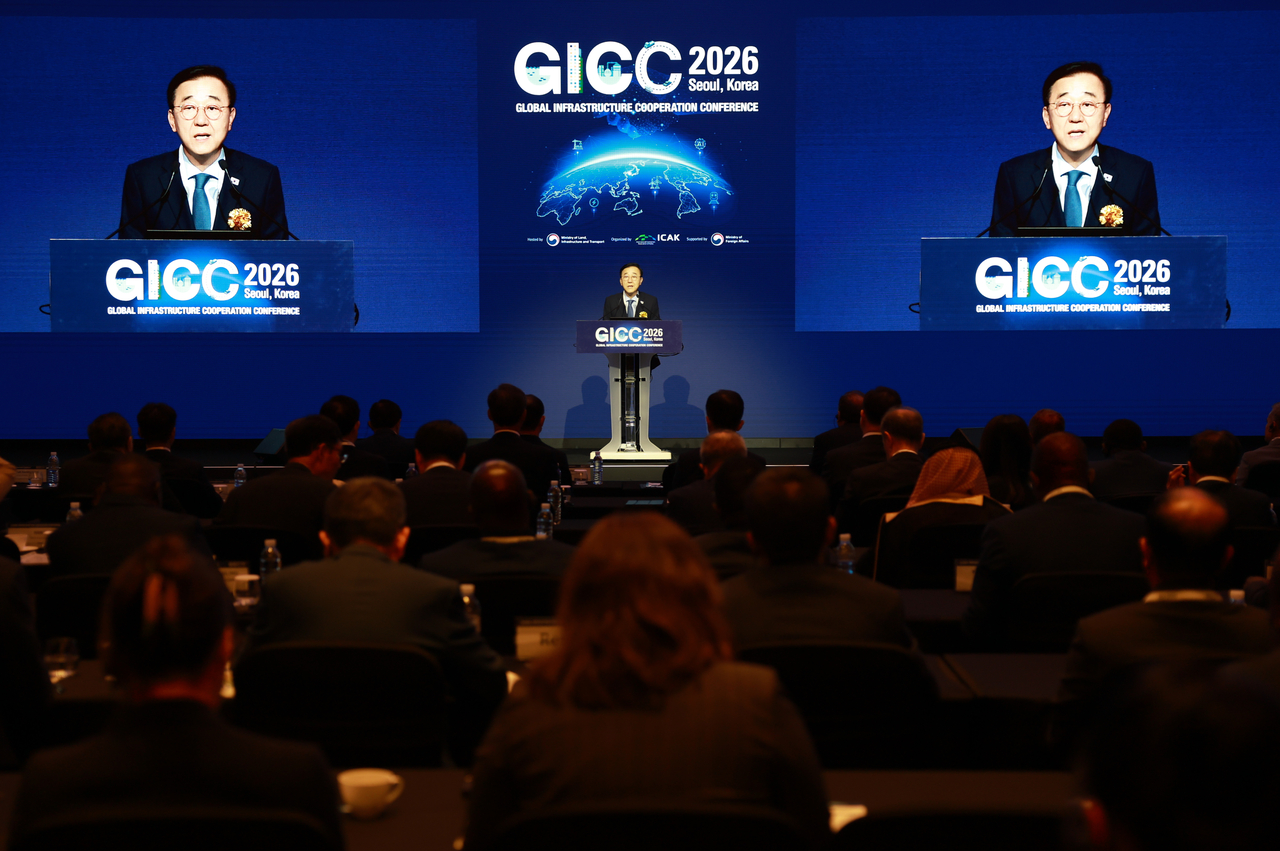김윤덕 국토교통부 장관이 15일 오전 ‘글로벌 인프라 협력 콘퍼런스(GICC) 2026’에 참석해 환영사를 하고 있다. [국토교통부 제공]