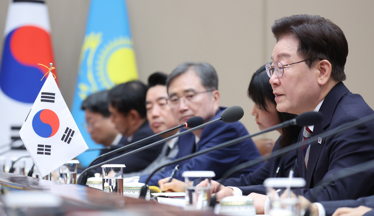 President Lee Jae Myung speaks during an expanded summit with Kazakh President Kassym-Jomart Tokayev at Cheong Wa Dae in Seoul on Tuesday.(Yonhap)