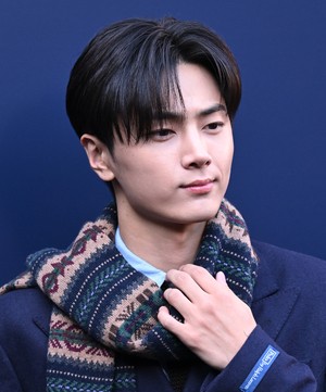 [포토] 엔하이픈 제이 ‘쌀쌀할땐 스카프가’