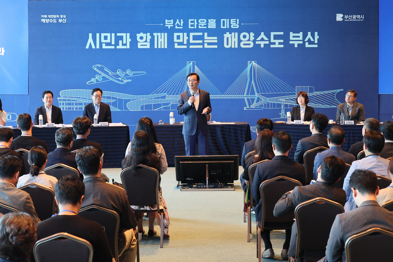 Busan Mayor Jeon Jae-soo speaks at his first town hall meeting since taking office, held Monday at Asti Hotel Busan in Dong-gu. [Busan City]