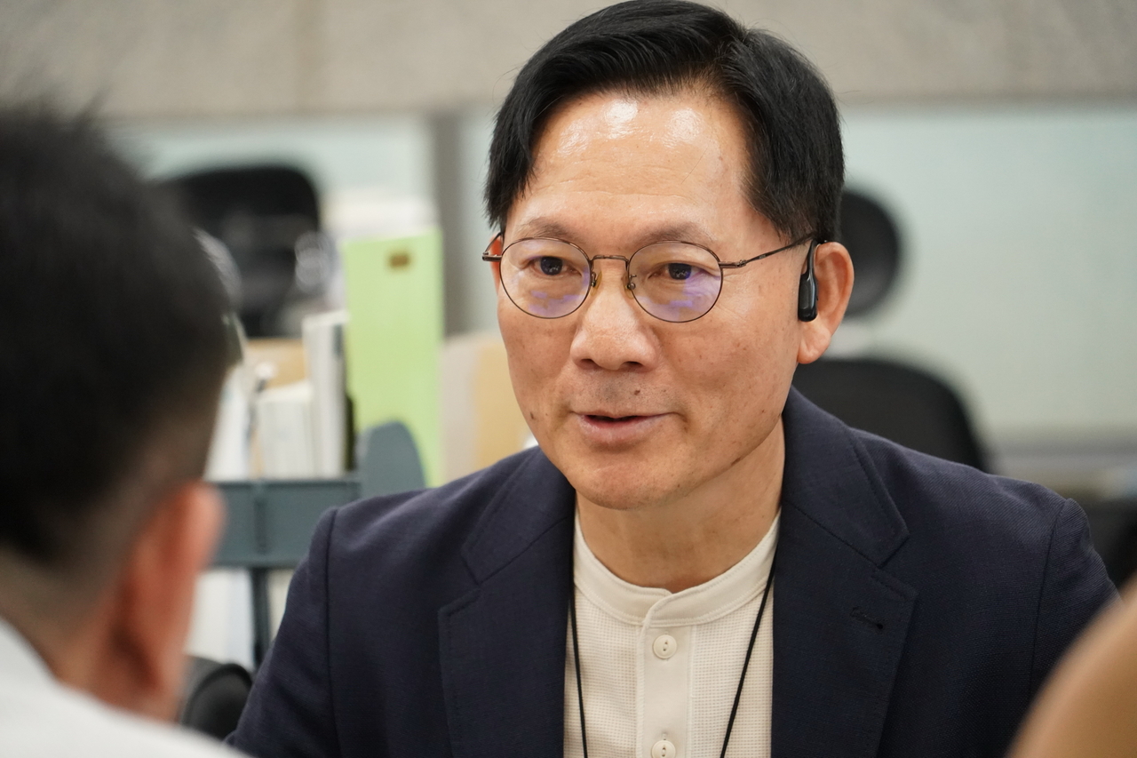 김동순 소나무재선충병 검증자문단위원장이 15일 정부대전청사에서 소나무재선충병 친환경 약제와 관련한 검토 내용을 설명하고 있다.