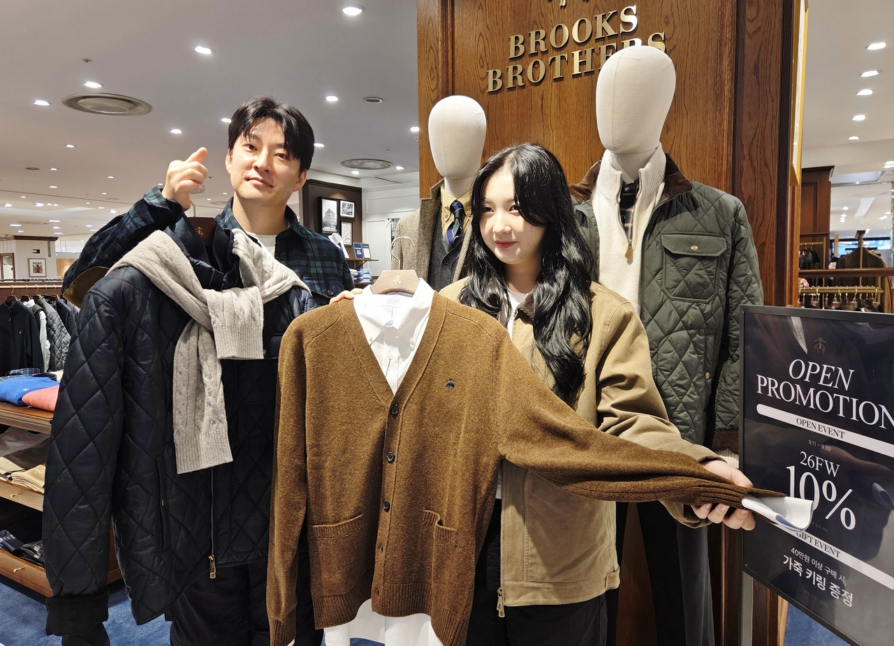 롯데백화점 상인점 4층 ‘브룩스브라더스’ 매장에서 직원이 신규 입점한 F/W 남성 의류 상품을 선보이고 있다.[롯데백화점 제공]