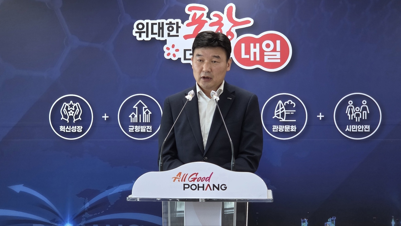 김신 포항시 일자리경제국이 15일 오전 시청 브리핑룸에서 포스코 추가 부분파업 예고와 관련, 대응책 등을 설명하고 있다.[사진=김병진 기자]