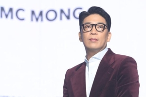“꼭 공부하는 데 써라”…MC몽, 대학 축제 무대서 등록금 ‘현금’ 쐈다