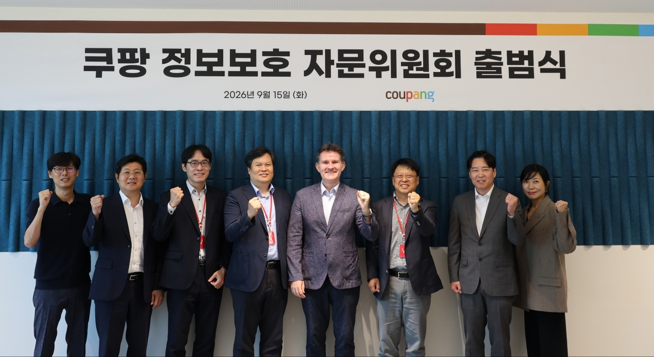 From left: Coupang Senior Director Lee Sung-jin, Ahn Jeong-ho, an attorney at Shin & Kim, Yang Je-yul, a professor at Kyung Hee University, Kang Eu-mene, a senior adviser at Kim & Chang, Coupang Chief Information Security Officer Brett Matthes, Chang Hang-bae, a professor at ChungAng University, Coupang Senior Director Park Min-ha, and Kim Hyun-kyung, a professor at Seoul National University of Science & Technology, pose for a photo at the launch ceremony  of Coupang's information security advisory committee in Seoul on Tuesday. (Coupang)