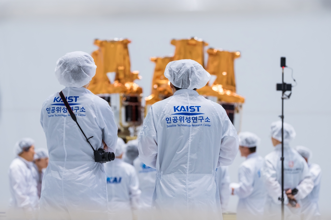 KAIST 인공위성연구소 연구진이 초소형군집위성을 점검하고 있다.[한국항공우주연구원 제공]