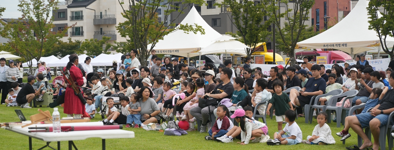 화성시민들이 지난 12일 정조효공원에서 열린 ‘2026 정조대와 효 체험 한마당’에서 전통놀이와 공예 체험 프로그램을 즐기고 있다. 이날 행사에는 시민 3000여명이 찾아 성황을 이뤘다. 양정원 기자