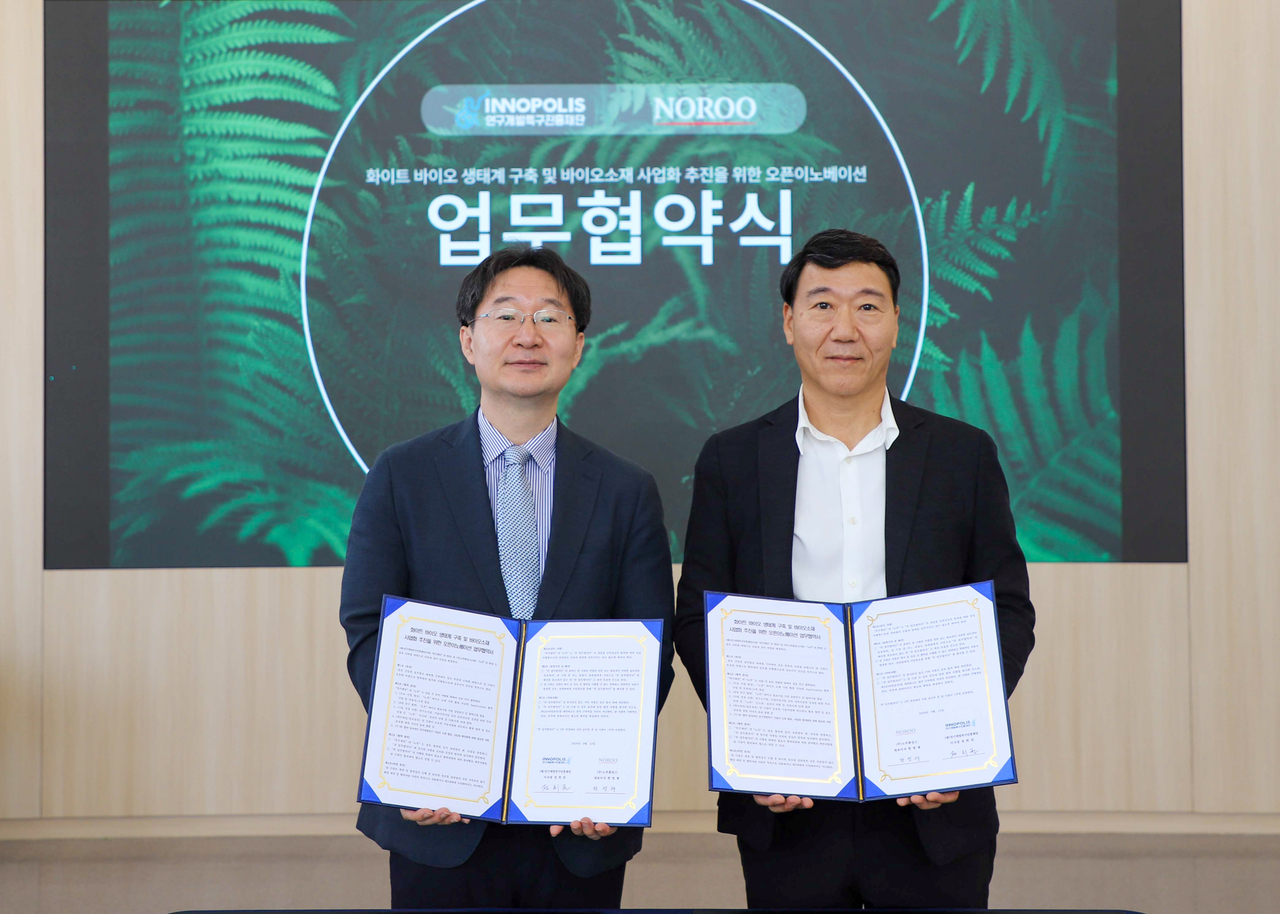 Foundation Chairman Jung Hee-kwon (left) and Noroo Holdings President Kim Yong-seong pose for a photo after signing the agreement. [Korea Research Institute of Special-Purpose Local Public Enterprises]