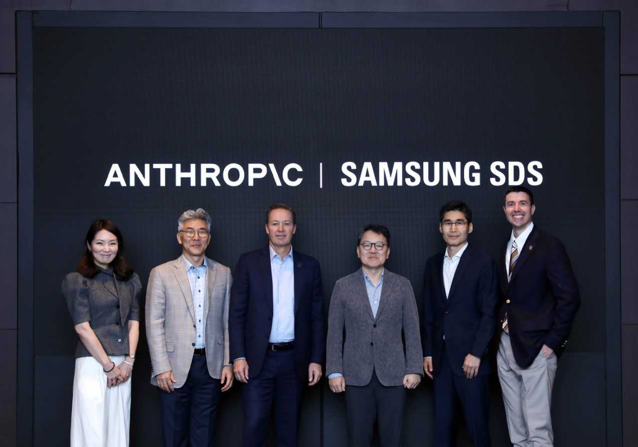 Samsung SDS CEO Lee Jun-hee (third from right), Chris Chaury, head of international go-to-market at Anthropic (third from left), and Choi Ki-young, head of Anthropic Korea (second from right), pose for a photo. [Samsung SDS]