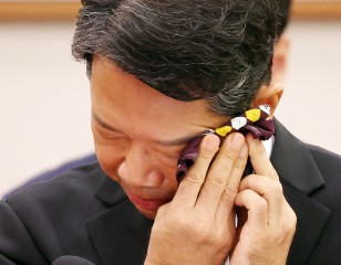 김승원 법무부 장관 후보자가 15일  서울 여의도 국회 법제사법위원회에서 열린 인사청문회에서 가족에 대한 질문에 답변하면서 눈물을 흘리고 있다.  이상섭 기자