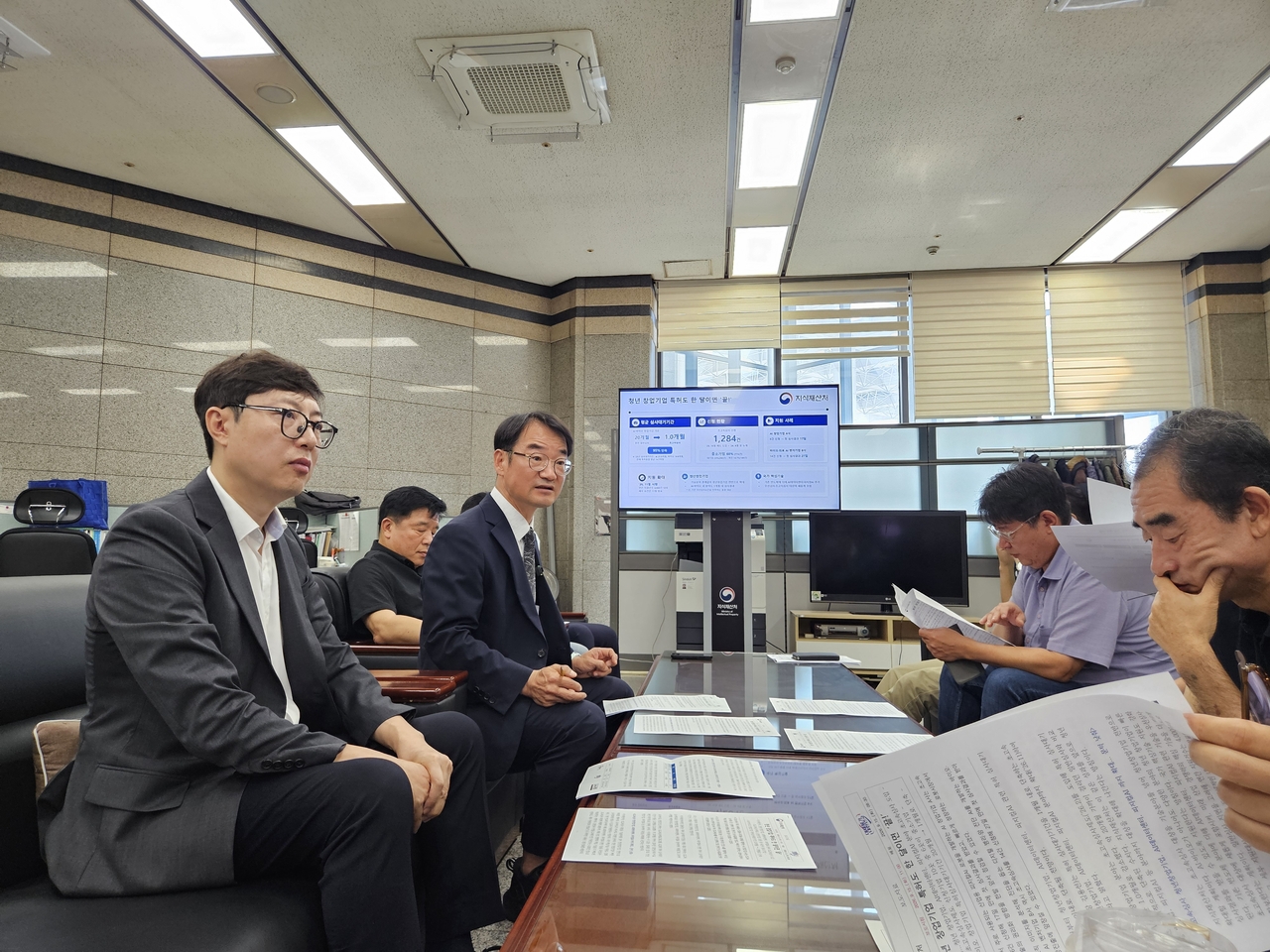 정연우 지식재산처 차장(좌: 2번째) 15일 정부청사 기자실에서 초고속심사 확대 시행에 대한 브리핑을 개최하고 있다.