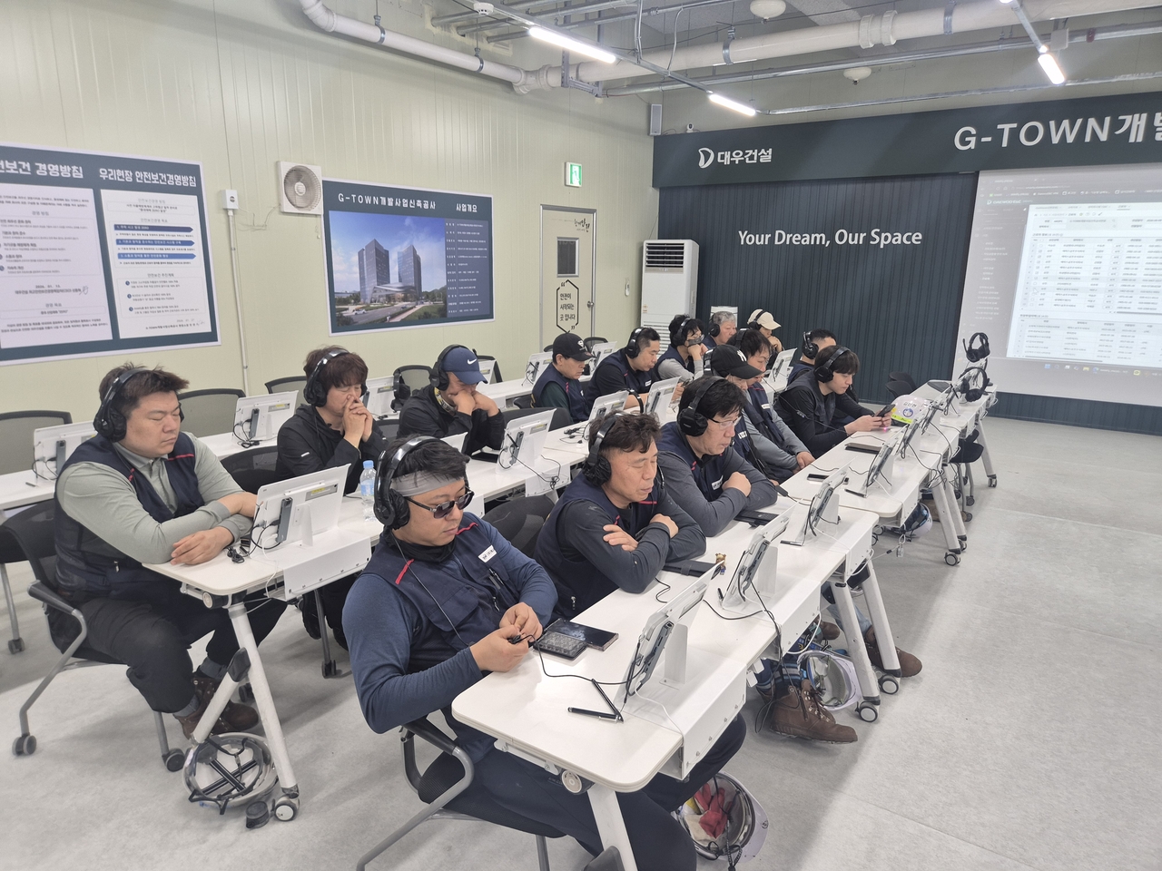 대우건설 직원들이 과천 ‘G-타운’ 개발사업 신축공사 현장에서 태블릿 기반 스마트 안전교육을 진행중이다.[대우건설 제공]