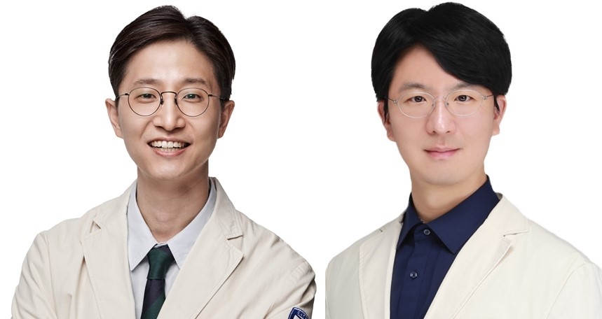 Professors Kang Dong-woo (left) and Byun Ki-hwan of the Department of Psychiatry at Seoul St. Mary's Hospital, the Catholic University of Korea. [Seoul St. Mary's Hospital]