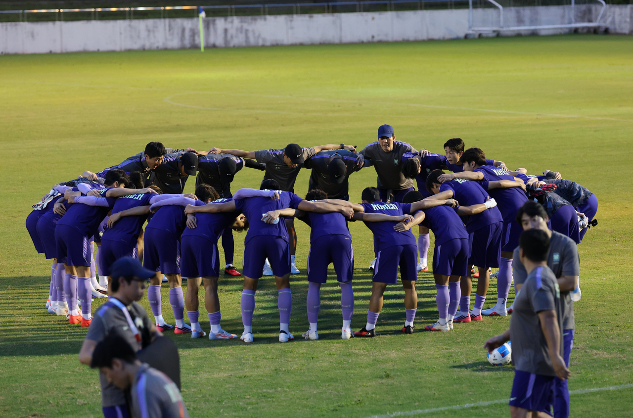 South Korean players form a huddle before a training session for their Asian Games men's football match against Qatar at Toyota City Sports Park in Toyota, Japan, on Monday. (Yonhap)